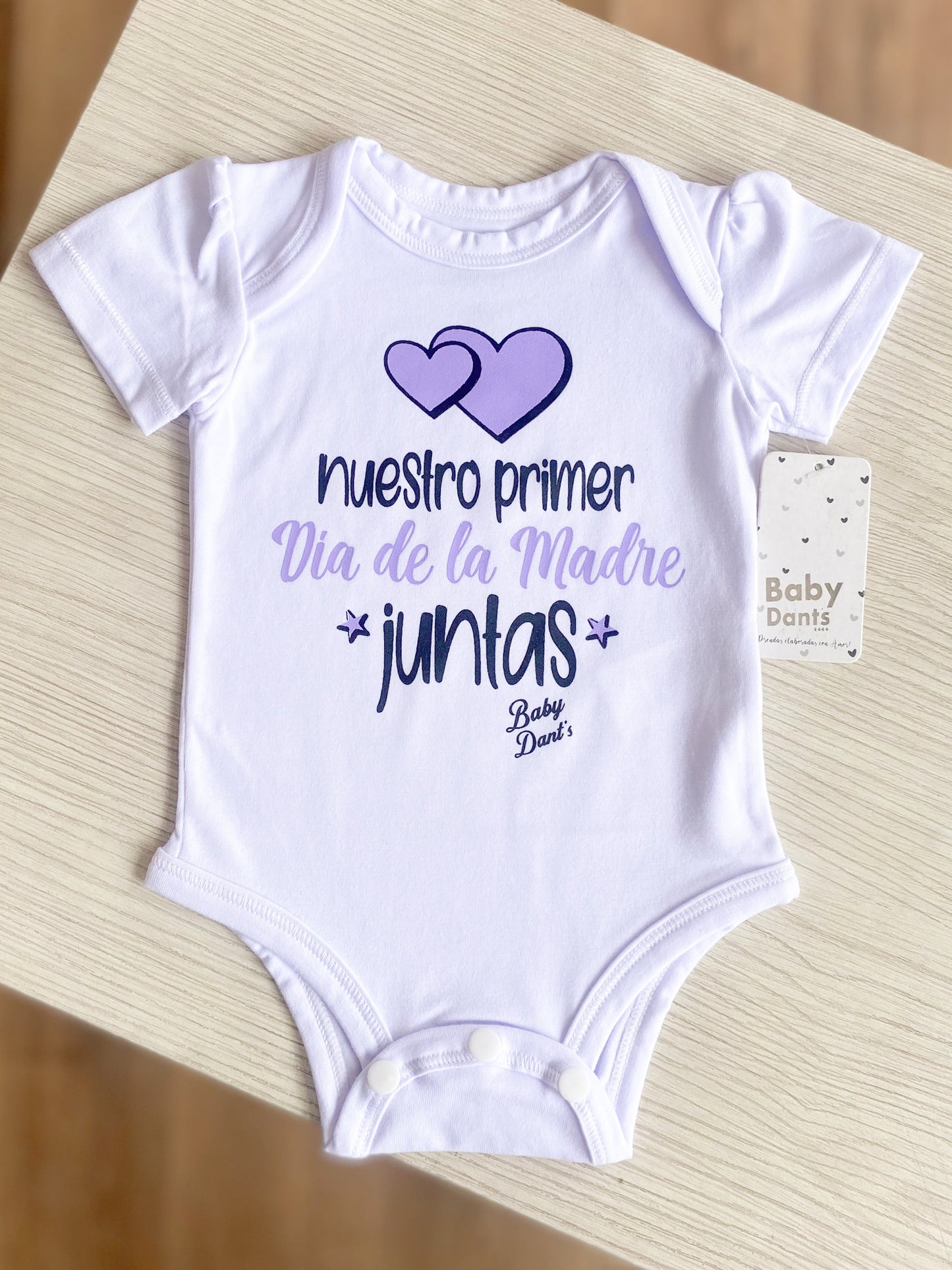 MAMELUCO BLANCO NUESTRO PRIMER DIA DE LA MADRE